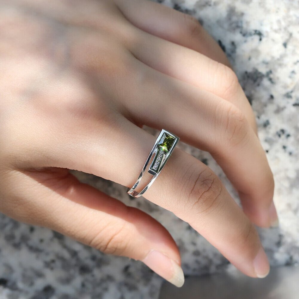 New Charm 925 Silver Emerald Cut Peridot Ring - Picture 4 of 4